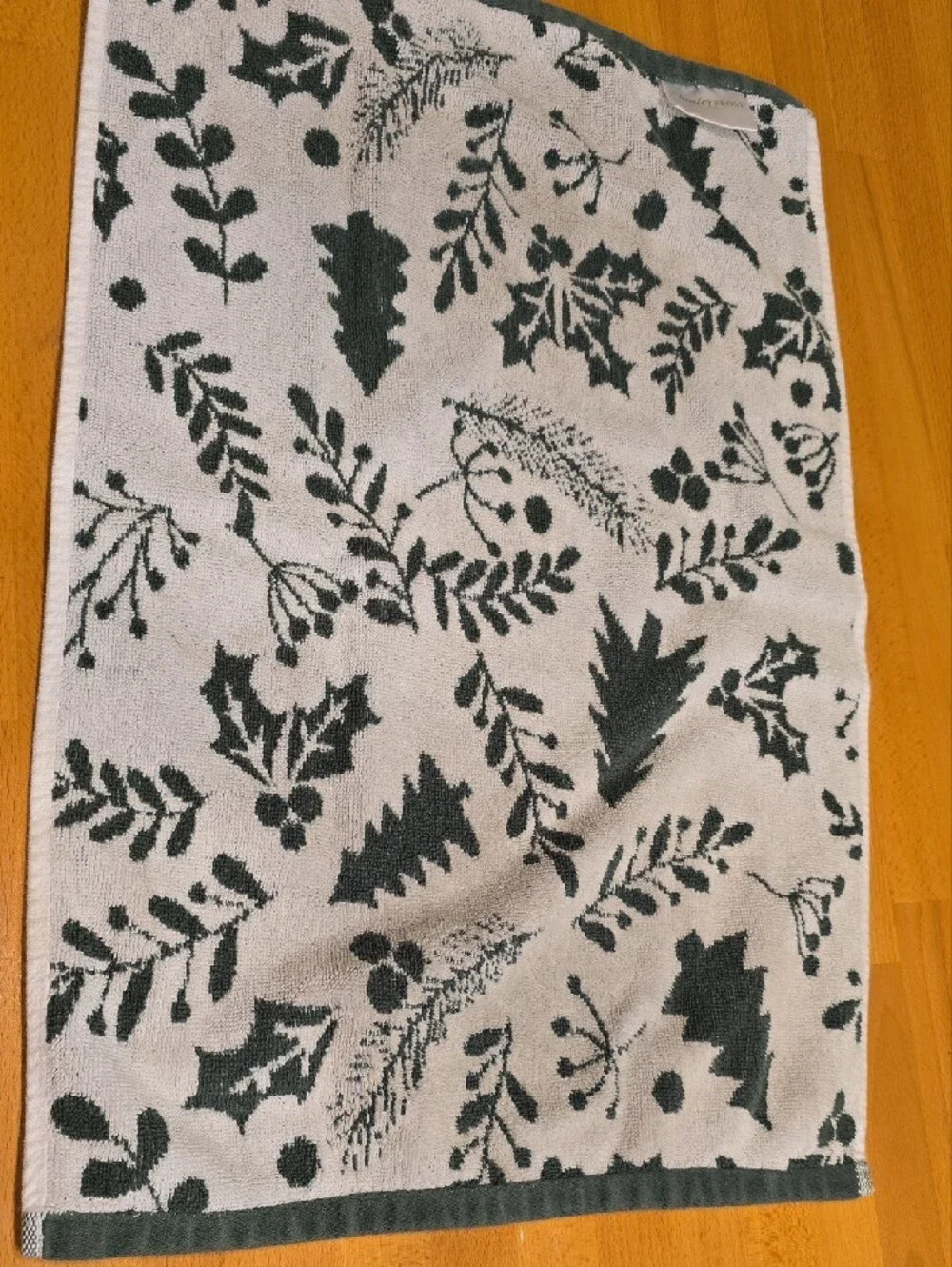 Green Leaf Pattern Hand Towel